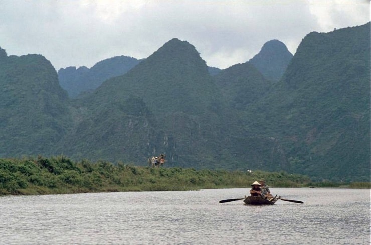 Du khách di chuyển trên suối Yến bằng thuyền nan chèo tay