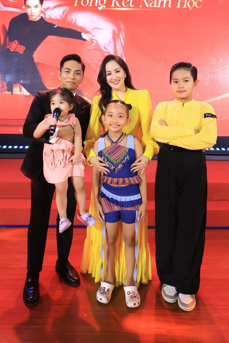 Khánh Thi - Phan Hiển bên 3 thiên thần nhỏ.