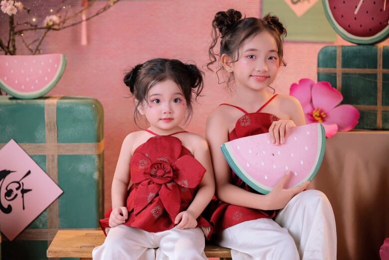 Anna Vương Diễm và Lisa Thùy Linh đáng yêu hết nấc.