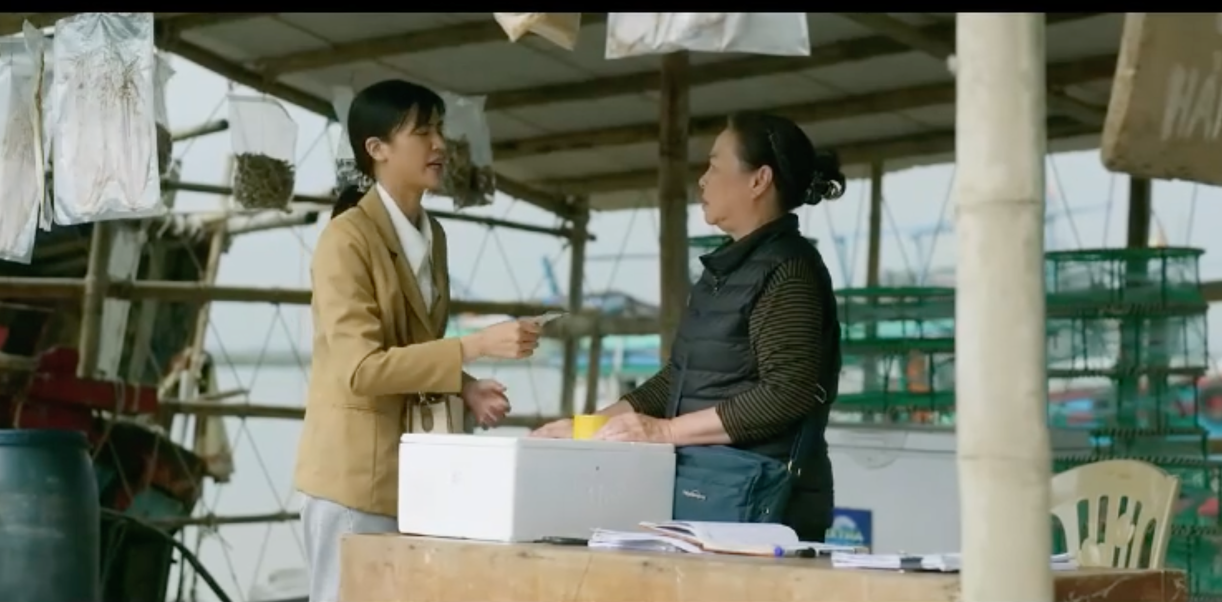 Khánh Linh trao đổi với bà Thoa để tìm cách hỗ trợ tài chính cho Lợi mà không làm anh tự ái.