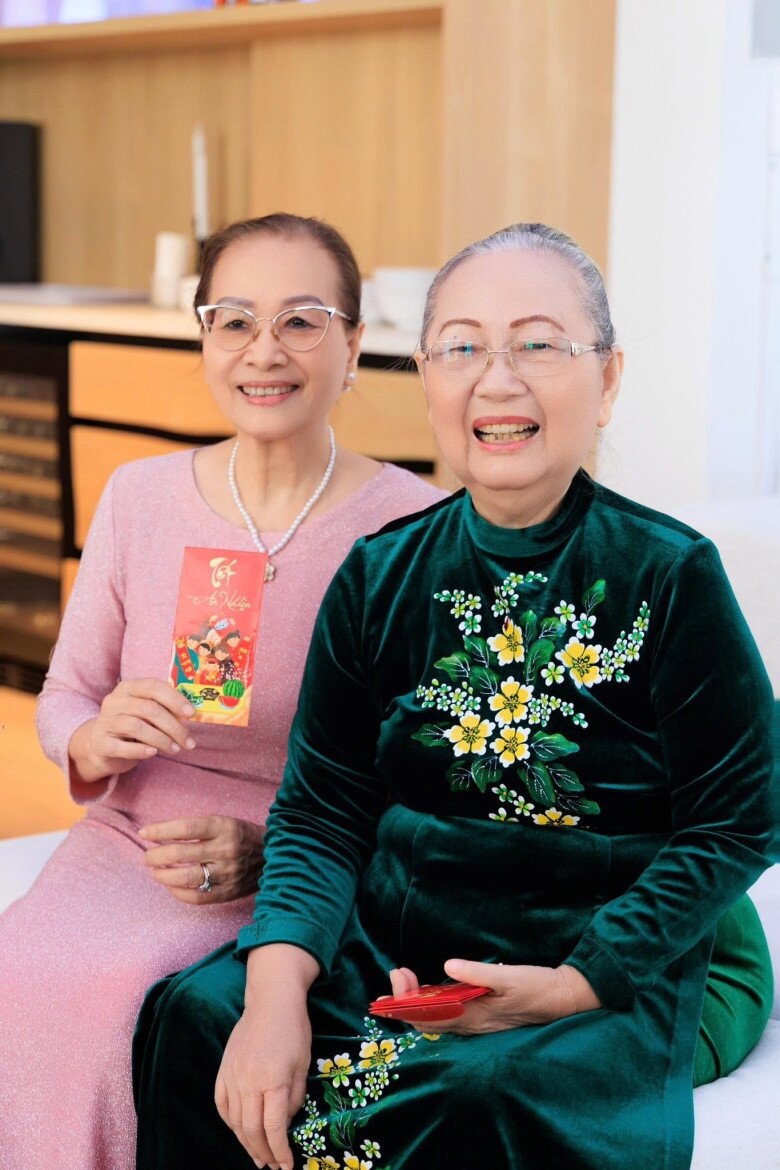 Mẹ ruột của Khánh Thi chụp ảnh với bà thông gia.