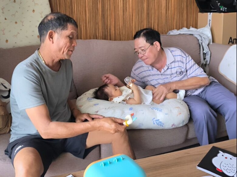 2 ông đều rất yêu thương cháu gái Harley.