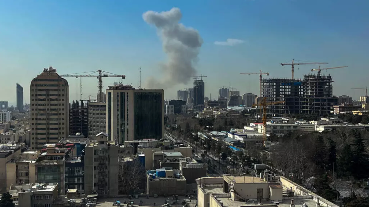 2. Cột khói bốc lên tại Iran sau cuộc tấn công của Mỹ và Israel sáng ngày 28/2. Ảnh: AFP