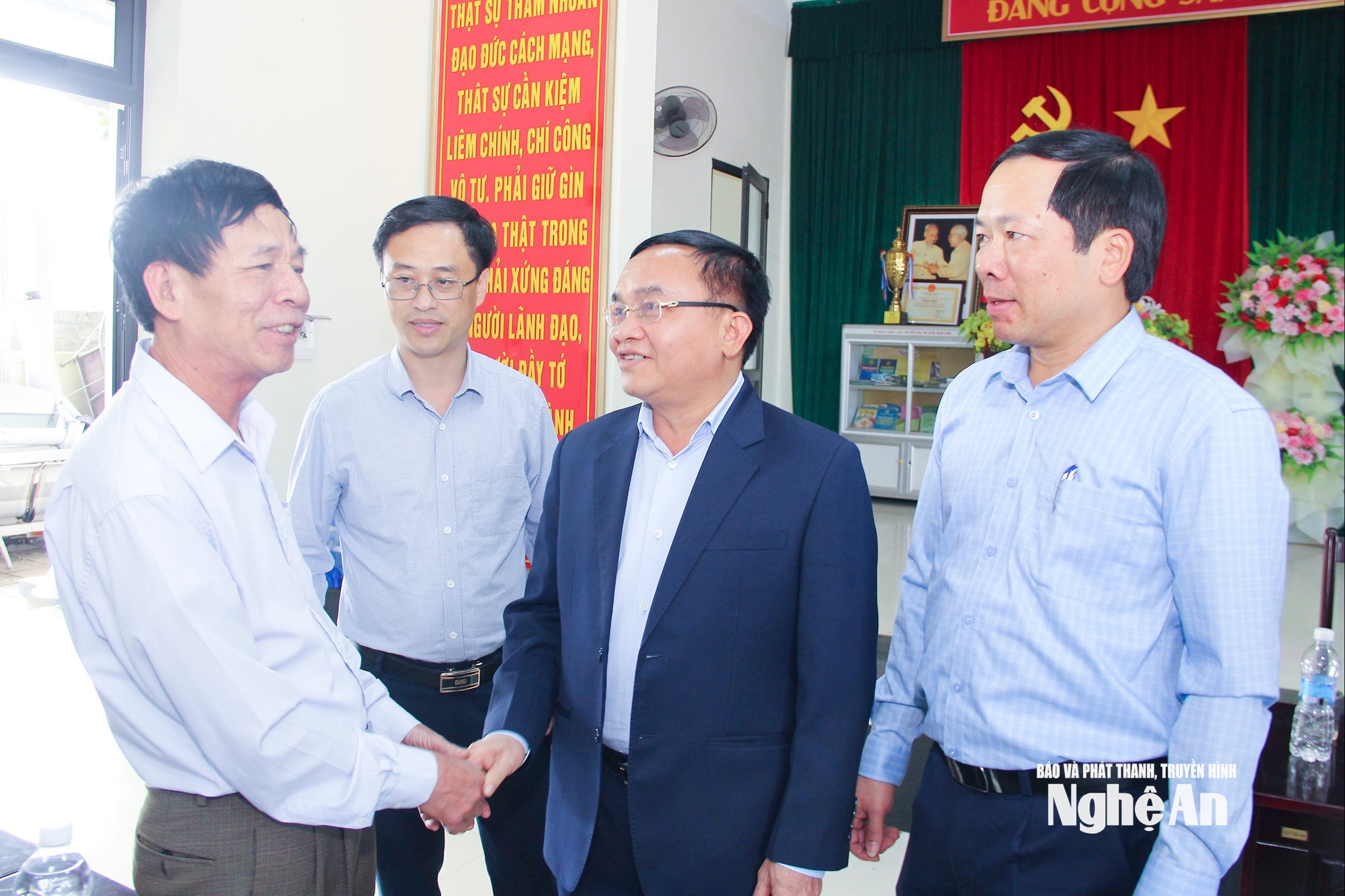  Đoàn công tác của tỉnh kiểm tra công tác chuẩn bị bầu cử tại xã Vạn An. Ảnh- Mai Hoa