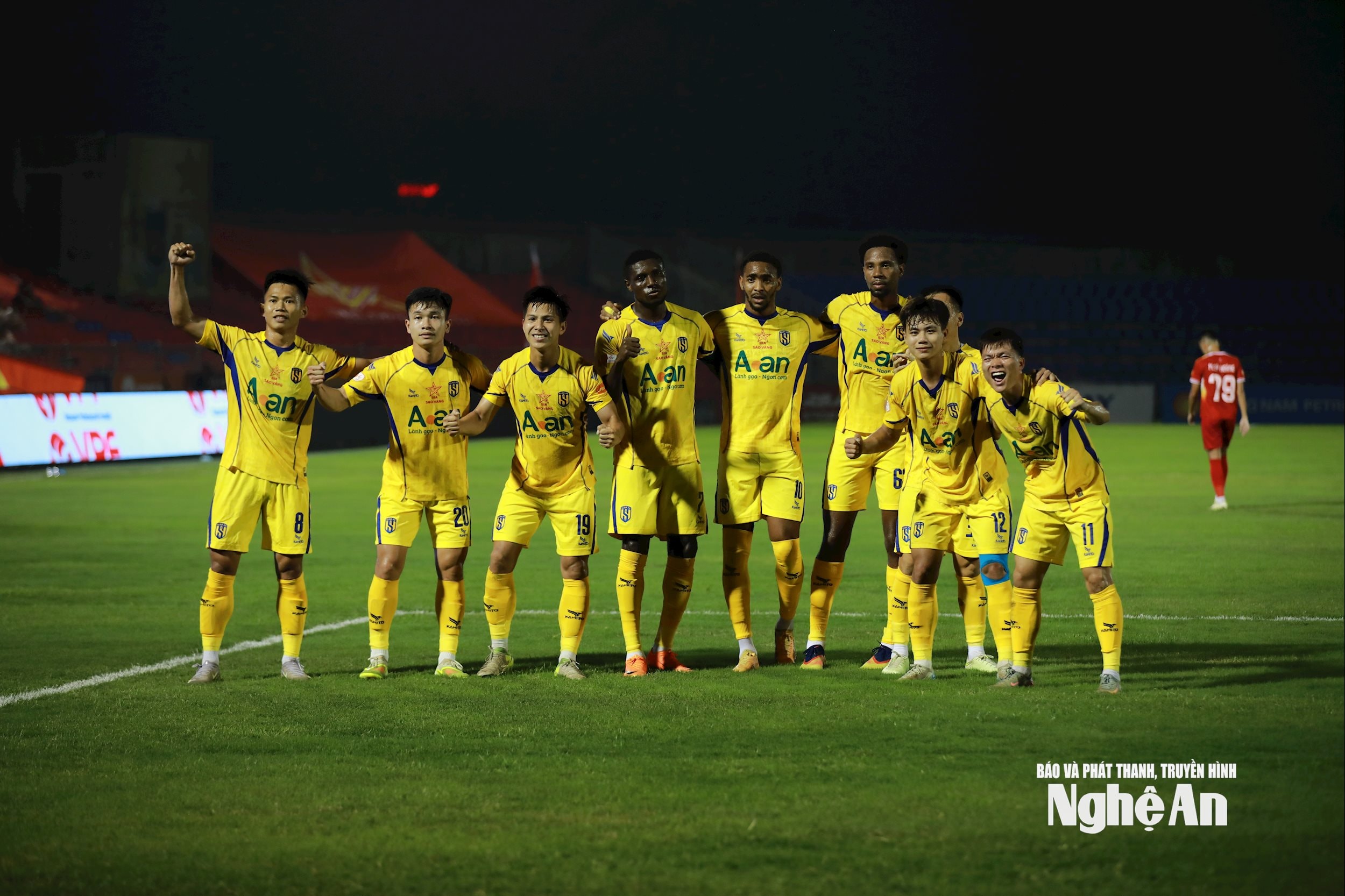 Màn ăn mừng của các cầu thủ SLNA. Ảnh: Đu