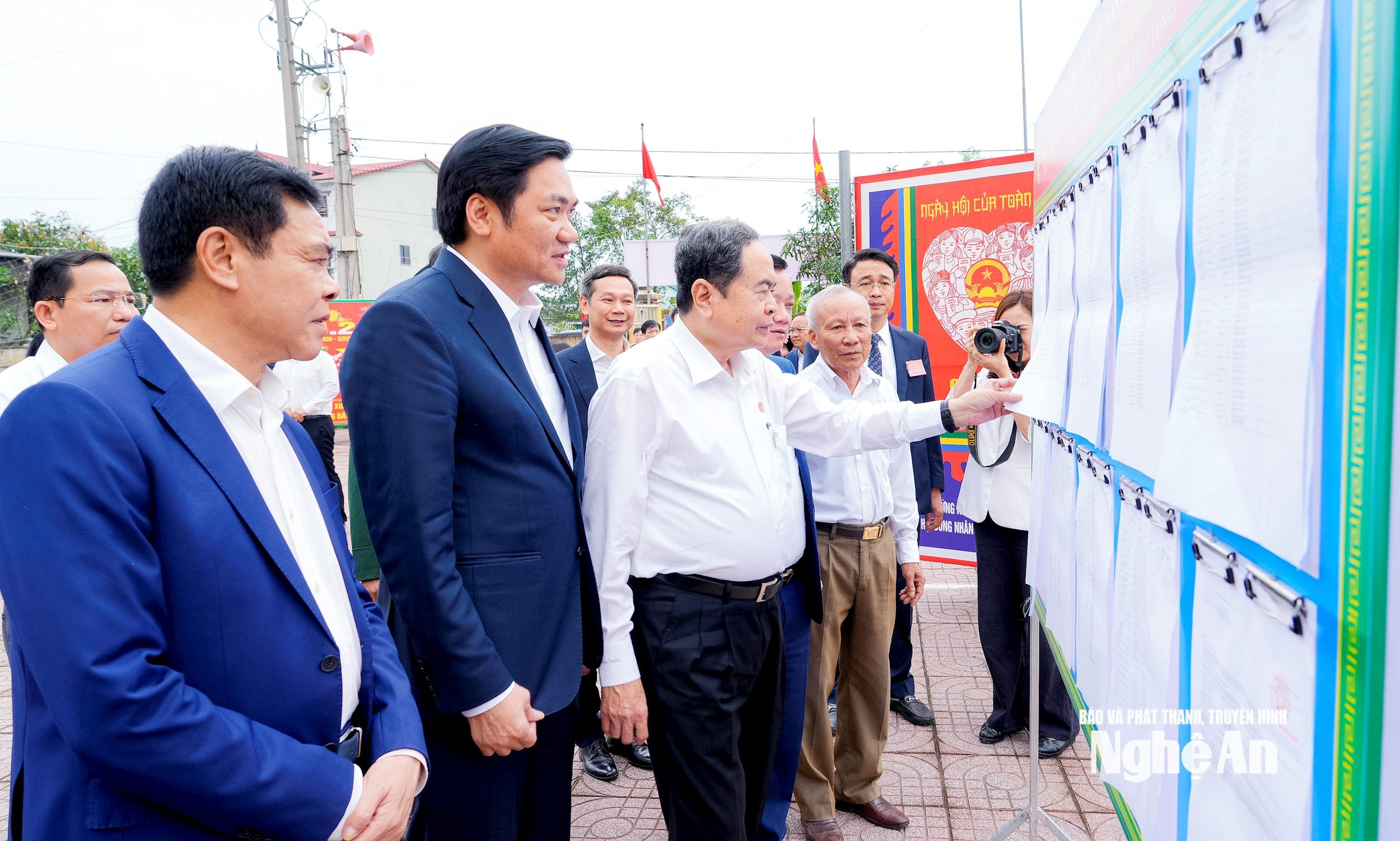 Chủ tịch Quốc hội Trần Thanh Mẫn đ trực tiếp kiểm tra khu vực ni&ecirc;m yết danh s&aacute;ch v&agrave; tiểu sử t&oacute;m tắt của người ứng cử đại biểu Quốc hội. Ảnh: Phạm Bằng