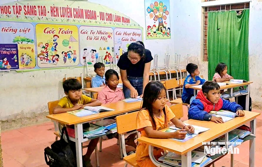 Cô giáo Trịnh Thị Trang cùng các trò nhỏ tại điểm trưởng lẻ Tiểu học 2 Môn Sơn bản Bủng và Cò Phạt