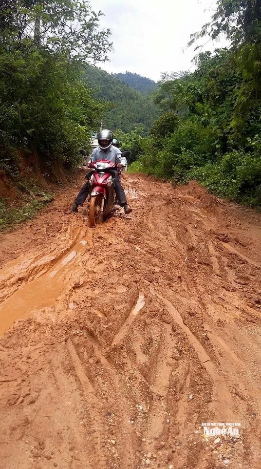 Đường đến điểm trường Tiểu học 2 Môn Sơn của cô và trò bản Bủng và bản Cò Phạt.