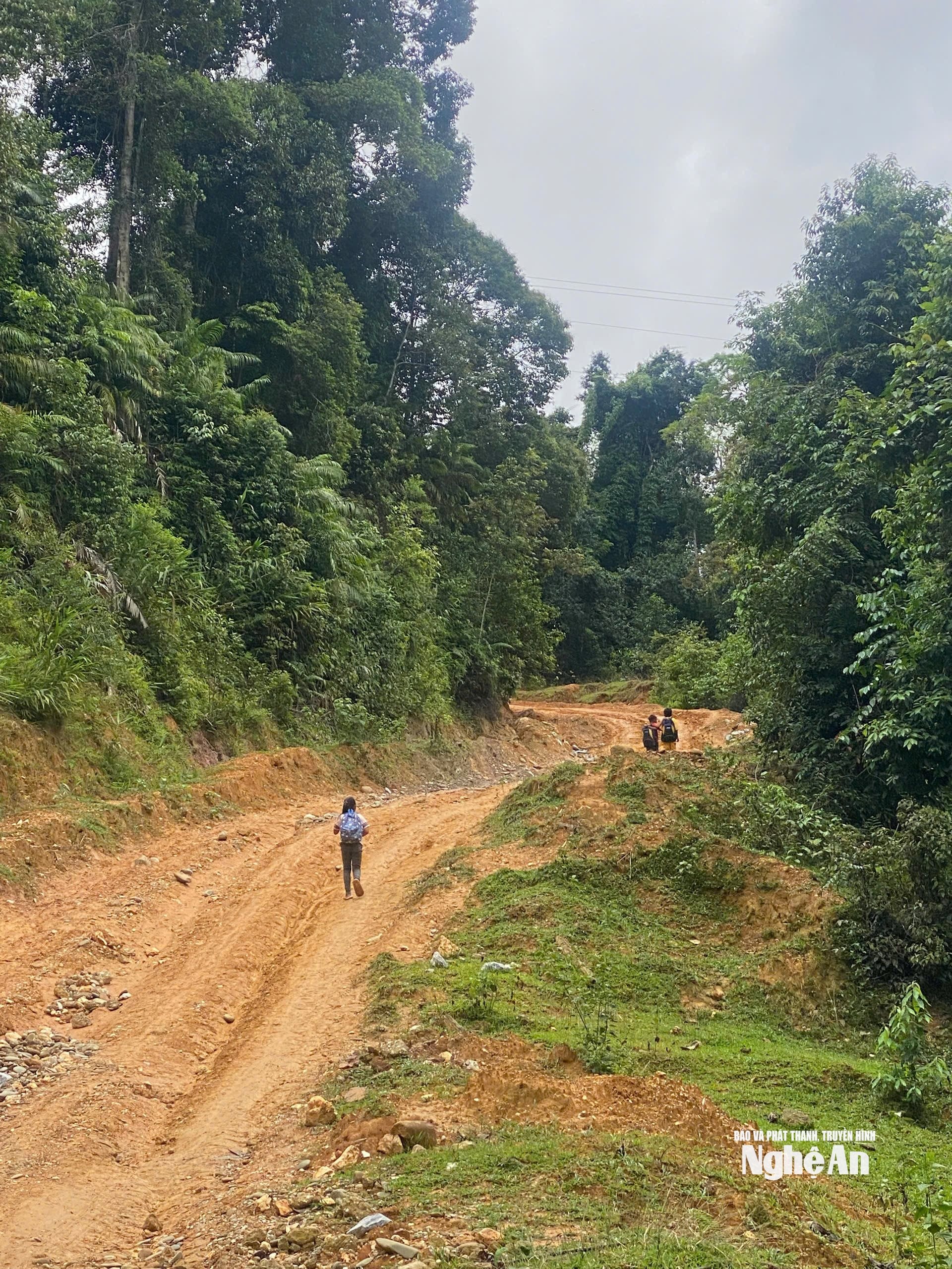Hằng ngày các em nhỏ vùng cao phải đi bộ 5 - 7km đến điểm trưởng lẻ. Ảnh CSCC