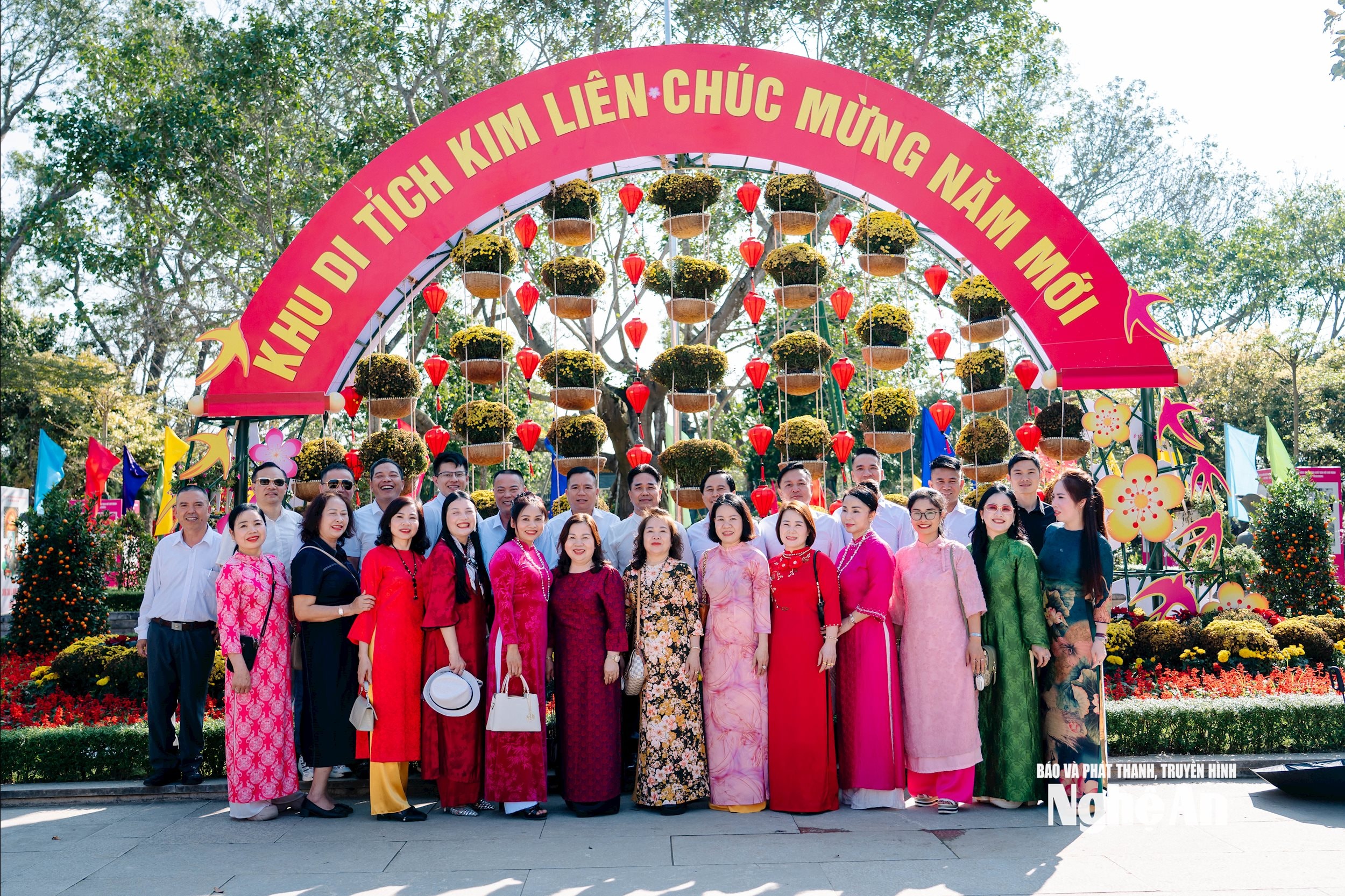 Hiệp hội Bất động sản tỉnh Nghệ An chụp ảnh lưu niệm tại Khu di tích lịch sử quốc gia Kim Liên. Ảnh: Tùng Linh