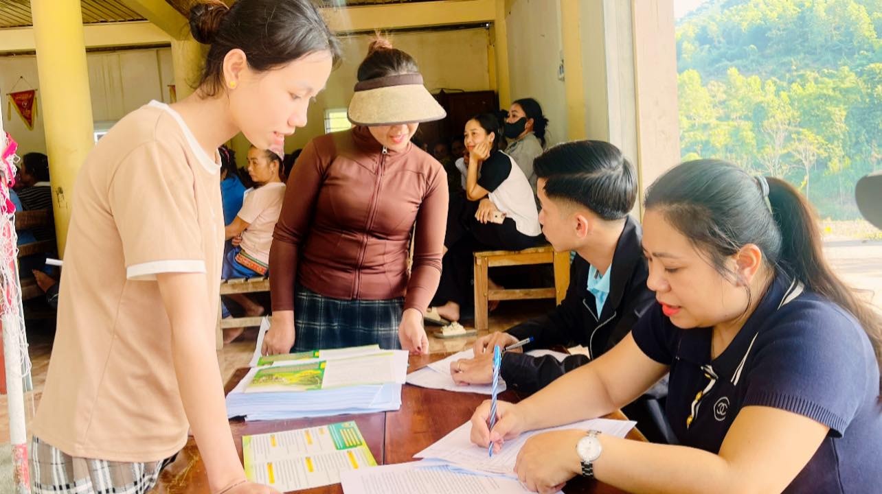 Lao động tham gia chương trình tư vấn hướng nghiệp, giới thiệu việc làm tại xã Con Cuông. Ảnh: CSCC