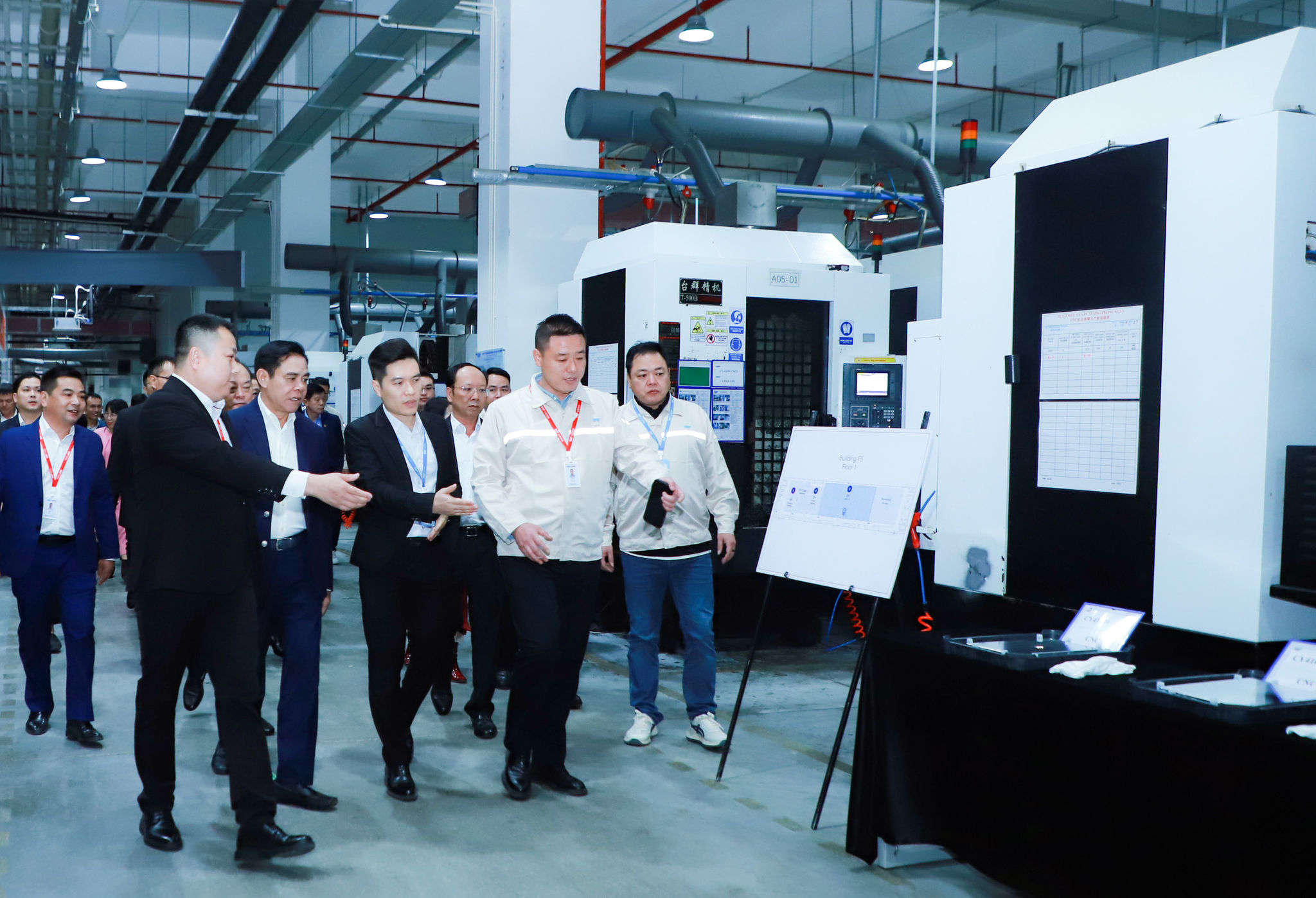 Chủ tịch UBND tỉnh Võ Trọng Hải thăm, làm việc tại nhà máy vốn FDI đầu tư tại KCN VSIP Nghệ An. Ảnh: Thành Duy