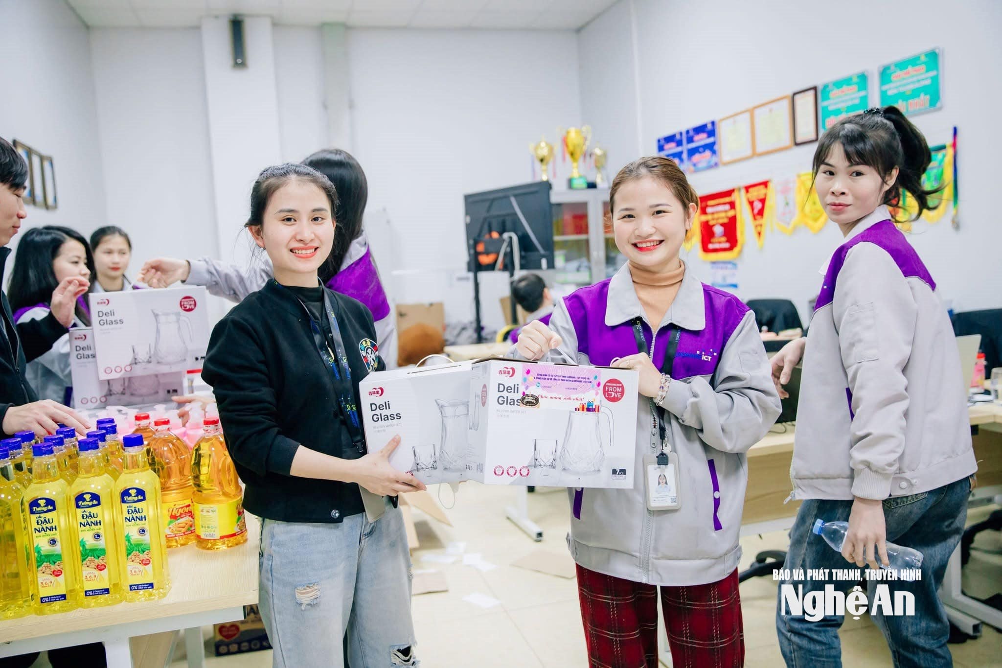Chế độ lương, thưởng và phúc lợi đang được các công ty, doanh nghiệp áp dụng để giữ chân người lao động. Ảnh: T.P