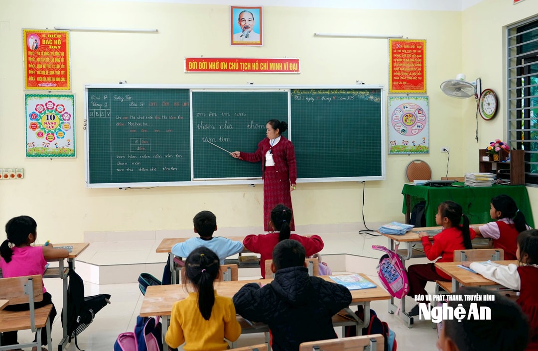 Giờ học của học sinh Trường Tiểu học 1 Môn Sơn. Ảnh Thanh Nga