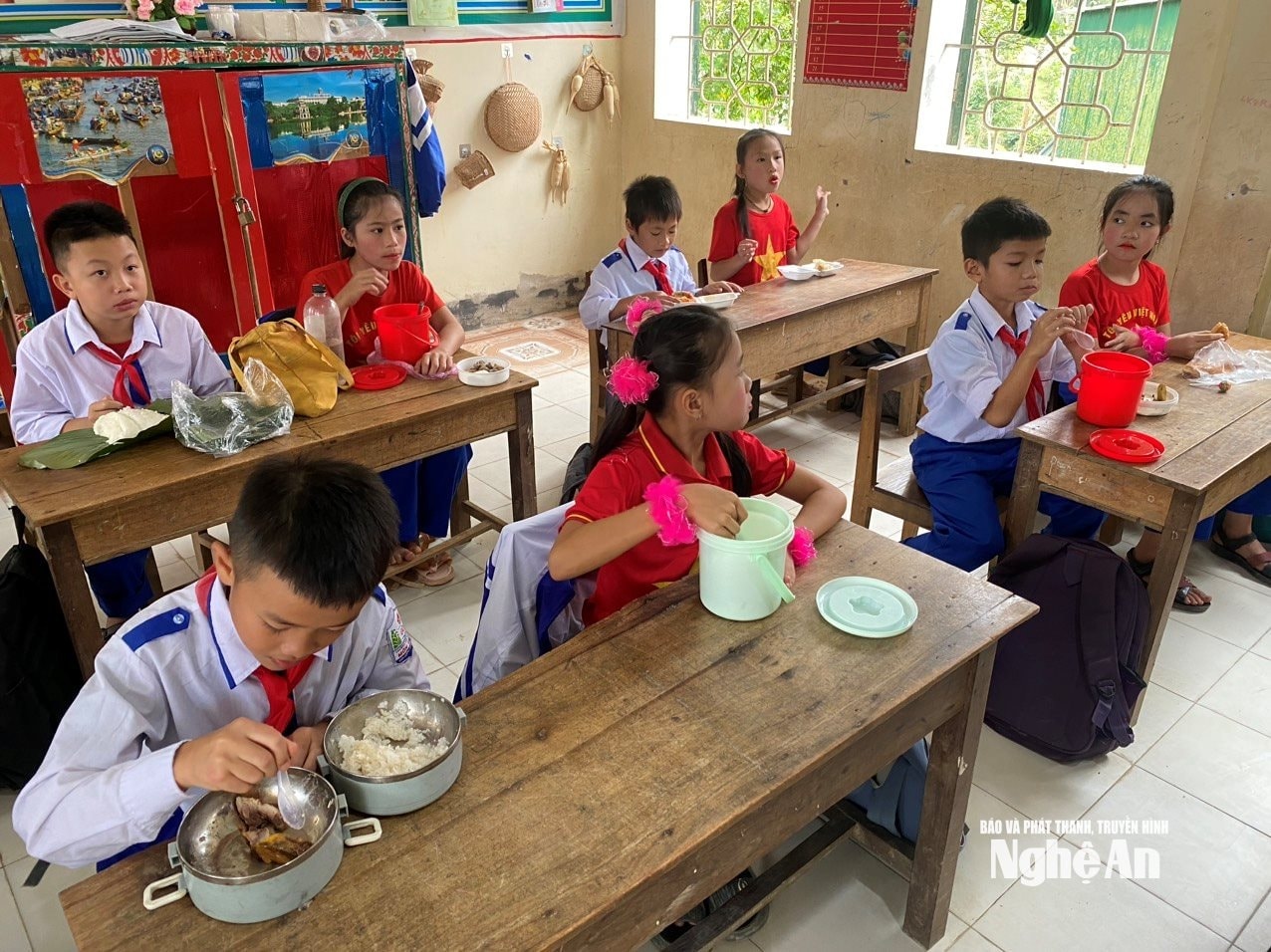 Học sinh Trường Tiểu học 1 Môn Sơn đem cơm tới trường. Ảnh Tiến Hùng