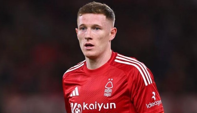 Tiền vệ Elliot Anderson đang là mục tiêu săn đón của hai câu lạc bộ thành Manchester.