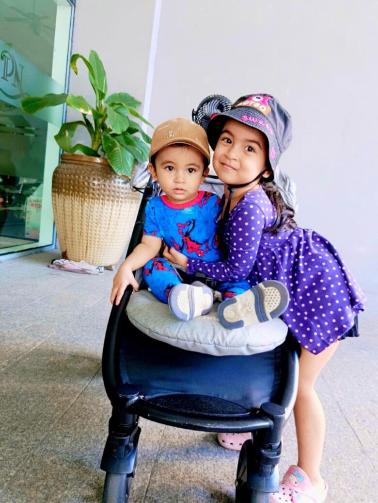 Con gái đầu lòng của nữ ca sĩ ra dáng chị cả, biết yêu thương và nhường nhịn em.