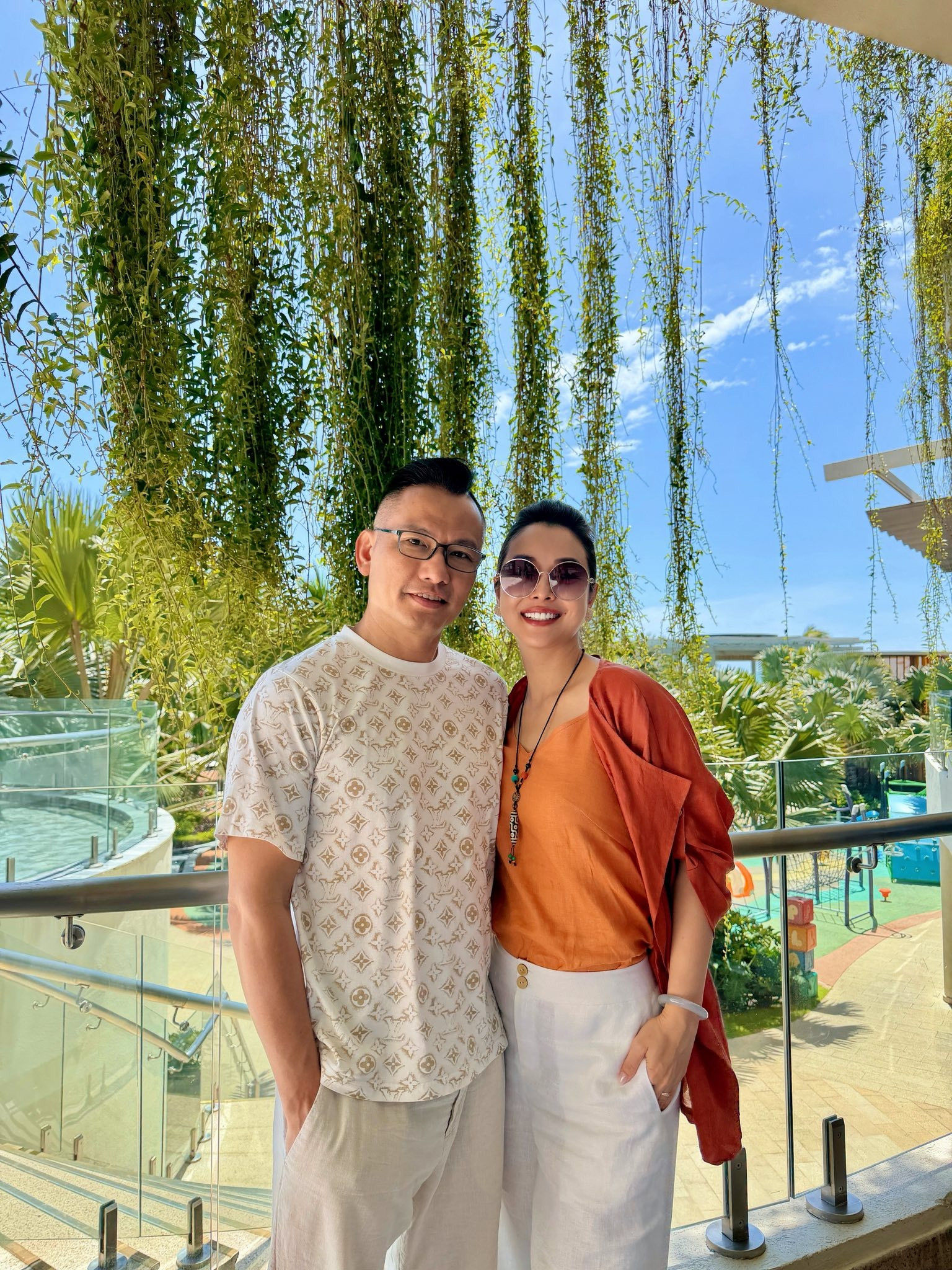 Jennifer Phạm bên chồng