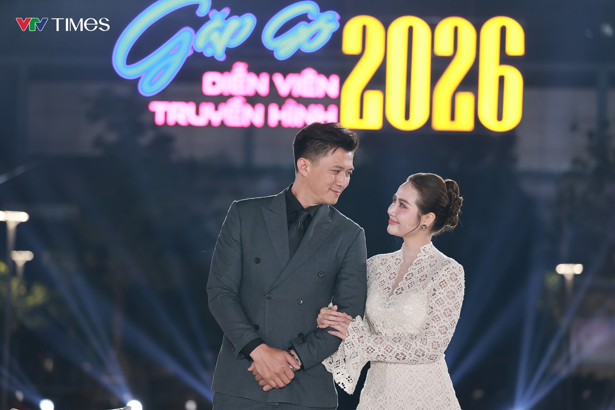 Huyền Lizzie và Hà Việt Dũng trong Cách em 1 milimet