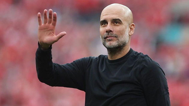 HLV Pep Guardiola nỗ lực chỉ đạo các cầu thủ Manchester City hướng tới mục tiêu bảo vệ ngôi vương.