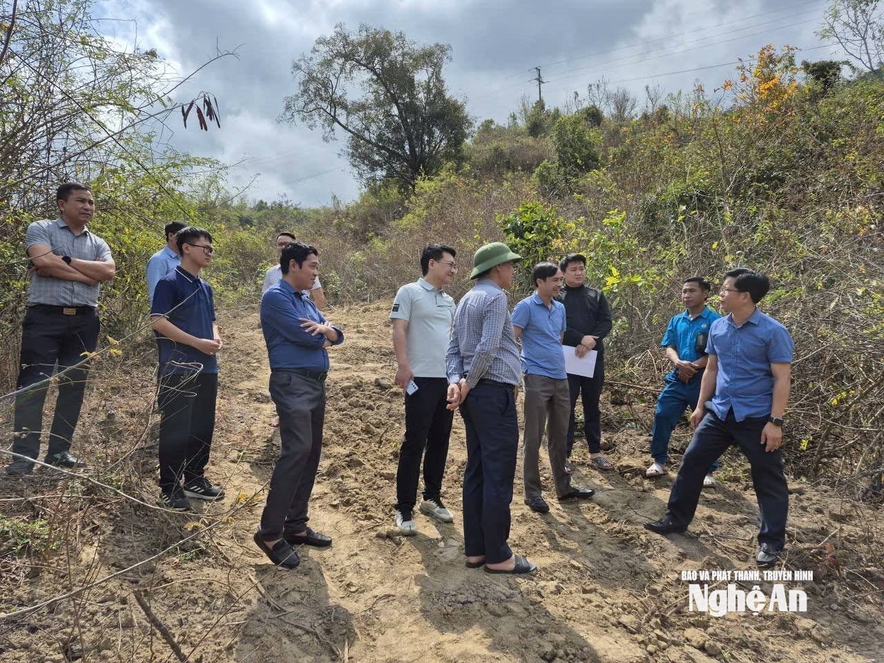 Đoàn công tác của tỉnh khảo sát địa điểm xây dựng trường nội trú liên cấp giai đoạn 2 ở xã Mường Típ.. Ảnh - CSCC