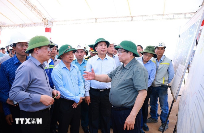 ttxvn-thu-tuong-kiem-tra-cong-trinh-giao-thong-trong-diem-tu-quang-ngai-den-khanh-hoa-16.jpg