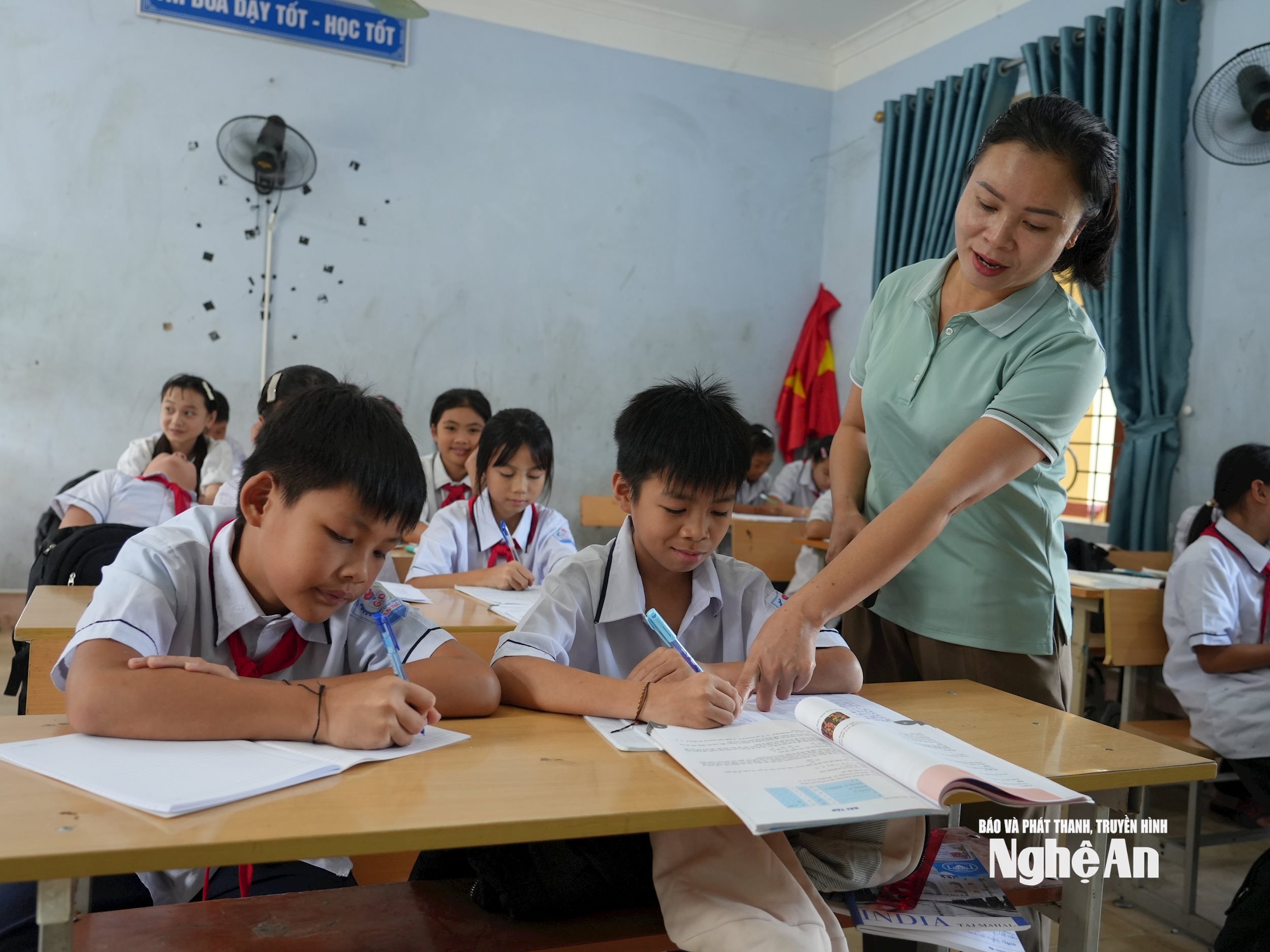 Giờ học của học sinh Trường THCS Tam Thái, xã Tam Hợp. Ảnh - Thành Chung