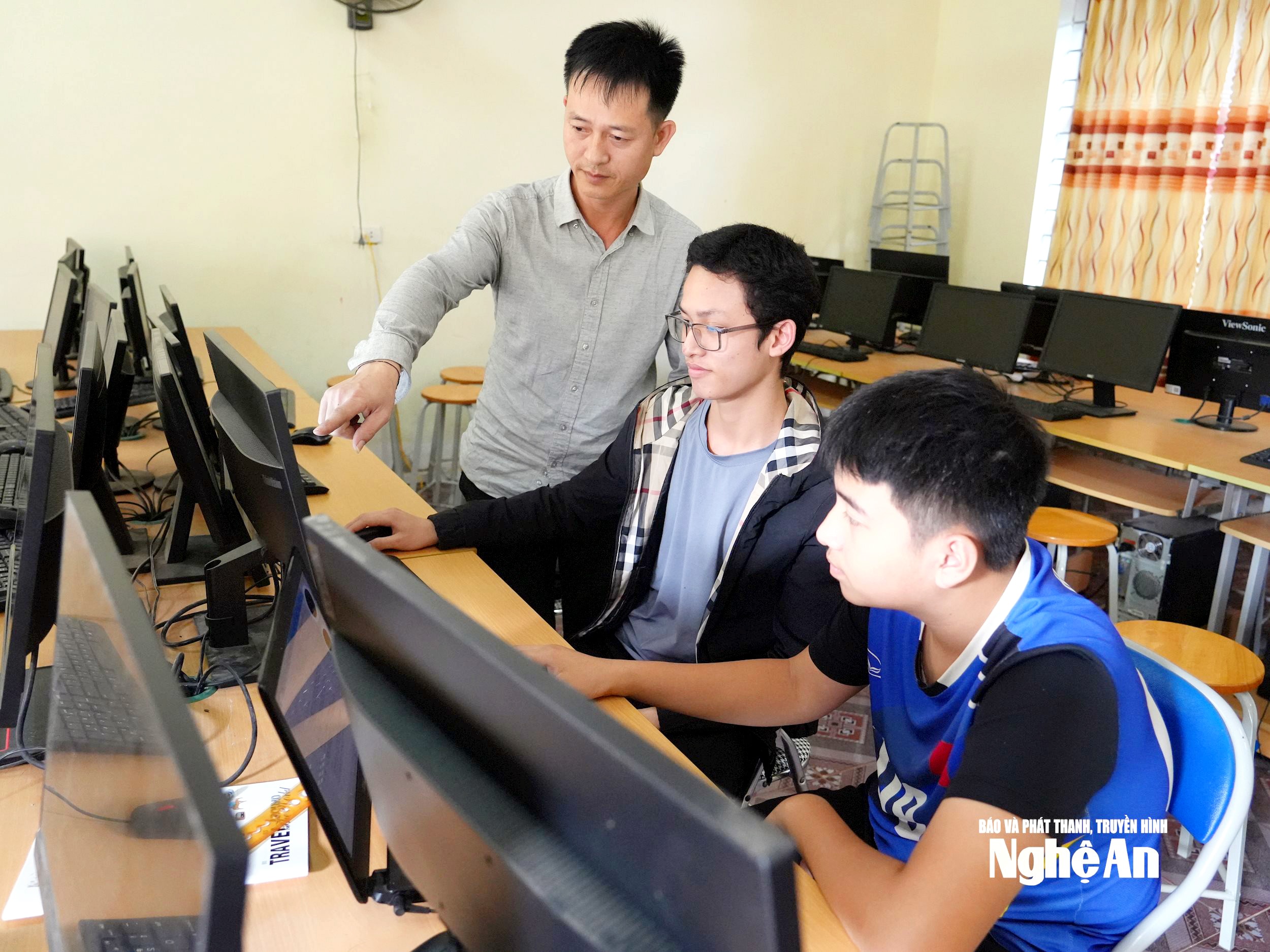 Giờ học của học sinh Trường THCS Tam Thái, xã Tam Hợp. Ảnh - Tiến Hùng