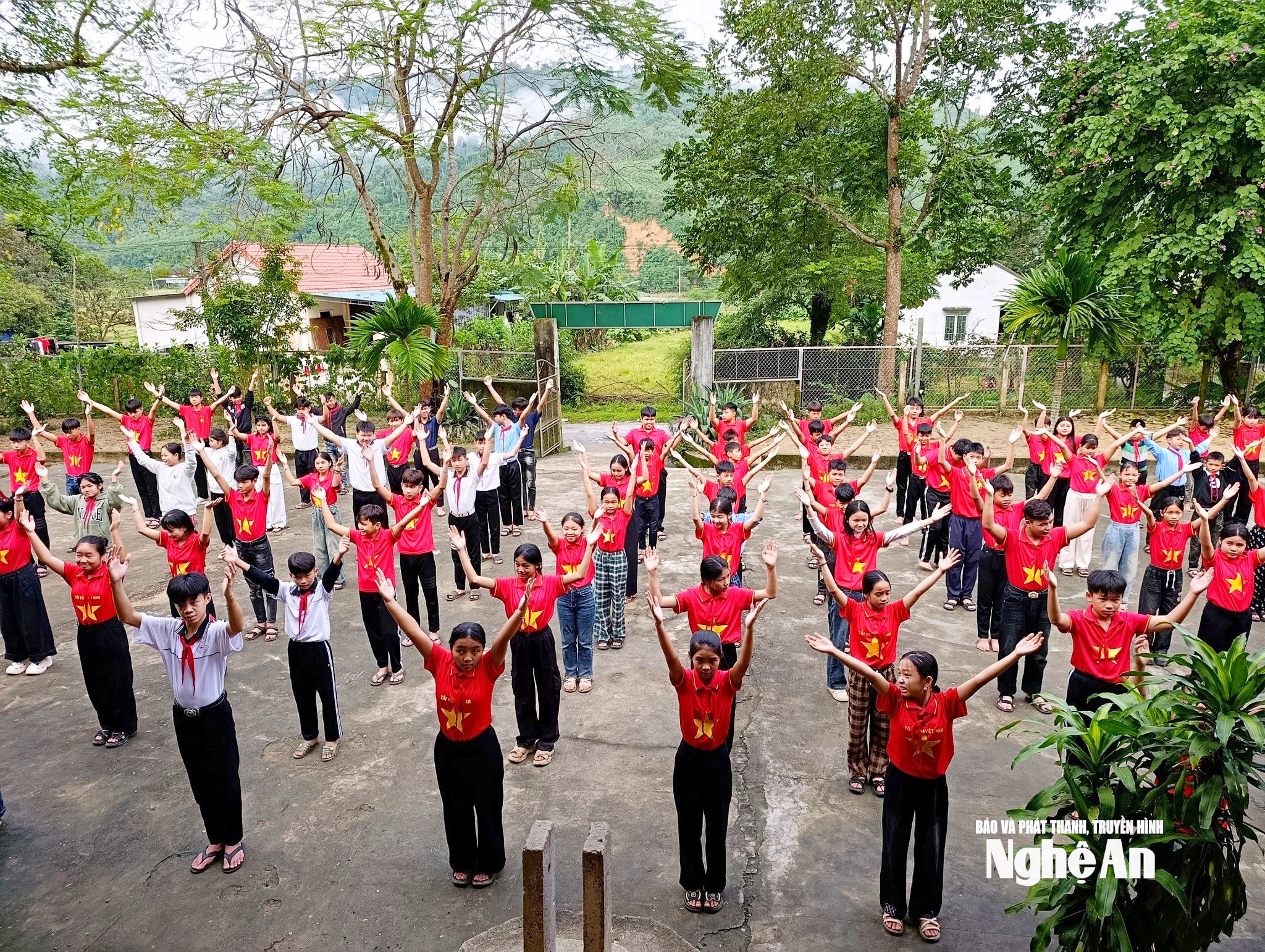 Học sinh Trường THCS Phúc Sơn tại điểm trường Cao Vều. Ảnh Tiến Hùng