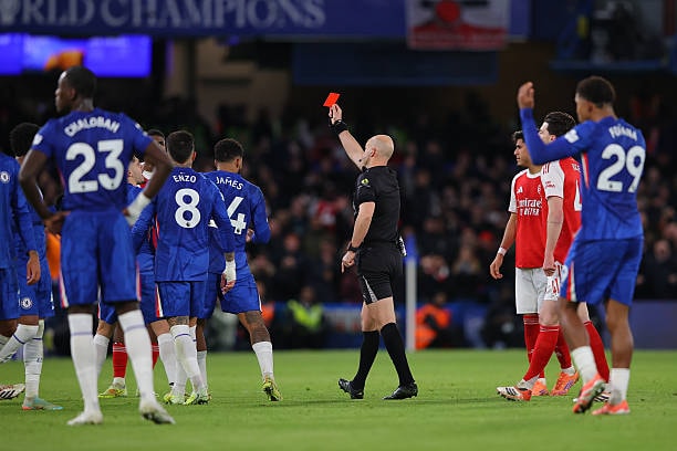 Chelsea là đội nhận nhiều thẻ đỏ nhất tại Ngoại Hạng Anh mùa này.