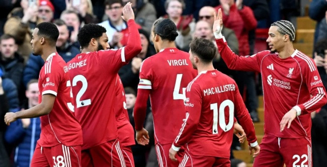 Liverpool ăn mừng chiến thắng giòn giã trước West Ham United.