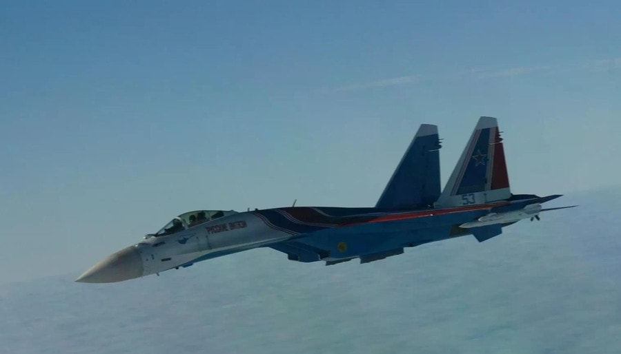 Tiêm kích Su-35S của phi đội Hiệp sĩ Nga mang tên lửa không đối không thực hiện nhiệm vụ hộ tống