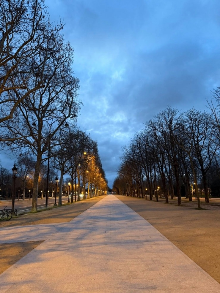 Nữ diễn viên cho biết do bị jetlag, chưa kịp thích ứng với múi giờ tại Paris - chậm hơn Việt Nam 6 tiếng vào mùa đông - nên cô tản bộ, khám phá thủ đô nước Pháp lúc tờ mờ sáng.