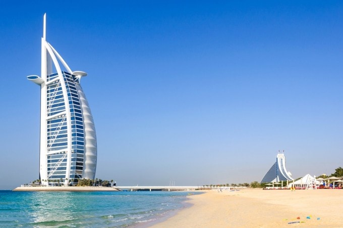 Khách sạn Burj Al Arab ở Dubai với kiến trúc hình cánh buồm độc đáo trên đảo nhân tạo.