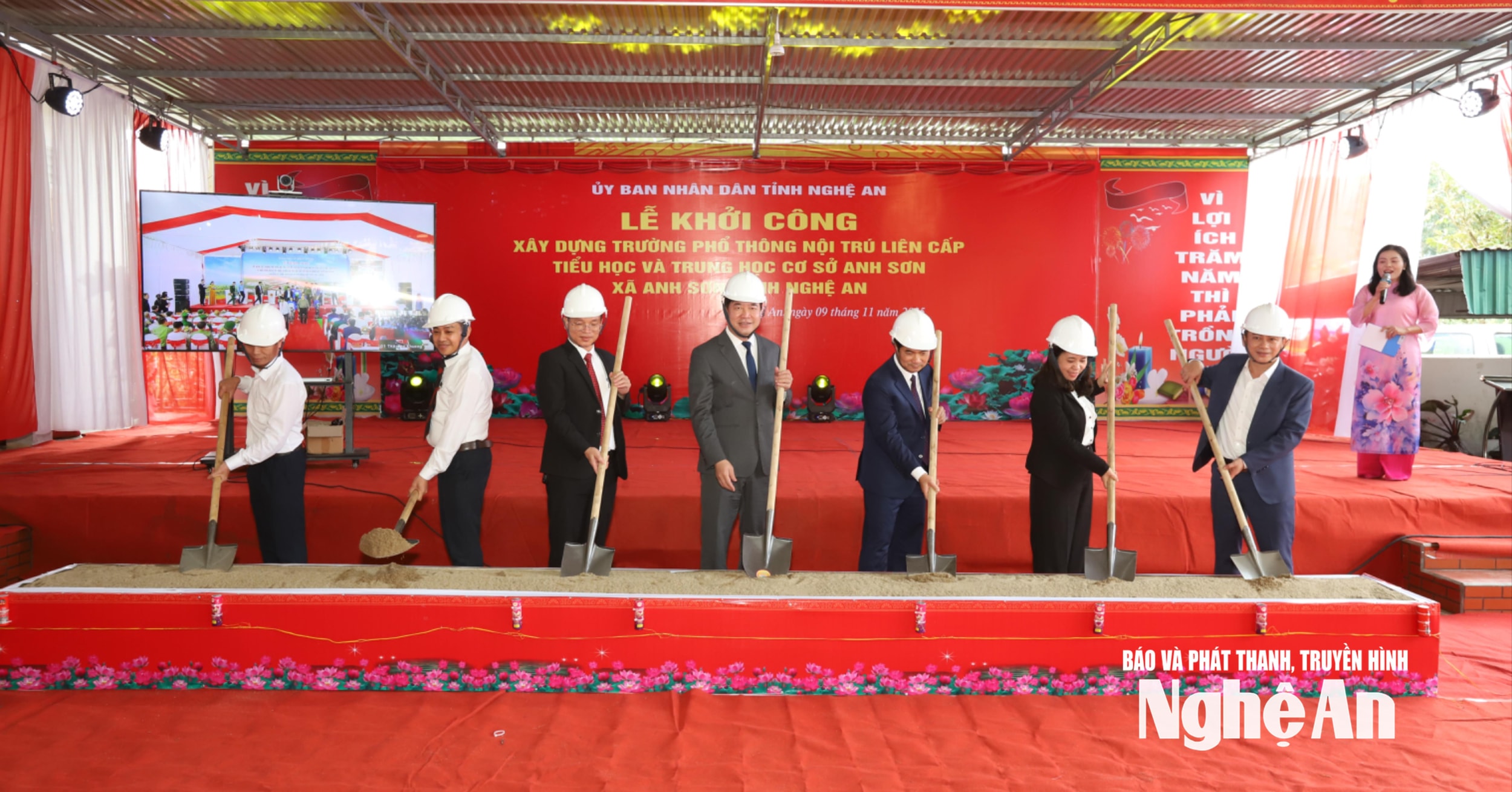 Lễ khởi công xây dựng Trường phổ thông nội trú liên cấp tiểu học và THCS Anh Sơn. Ảnh Mỹ Hà