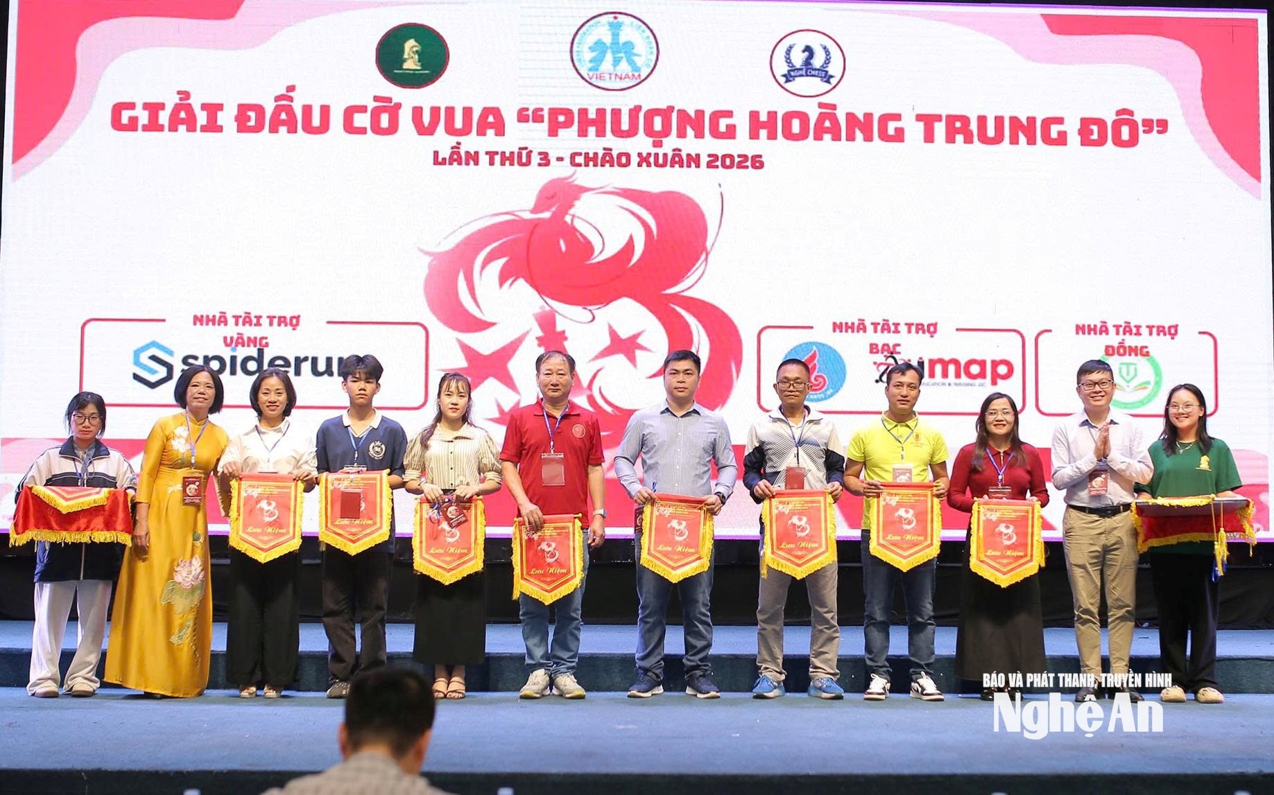 Trao cờ lưu niệm cho các đoàn