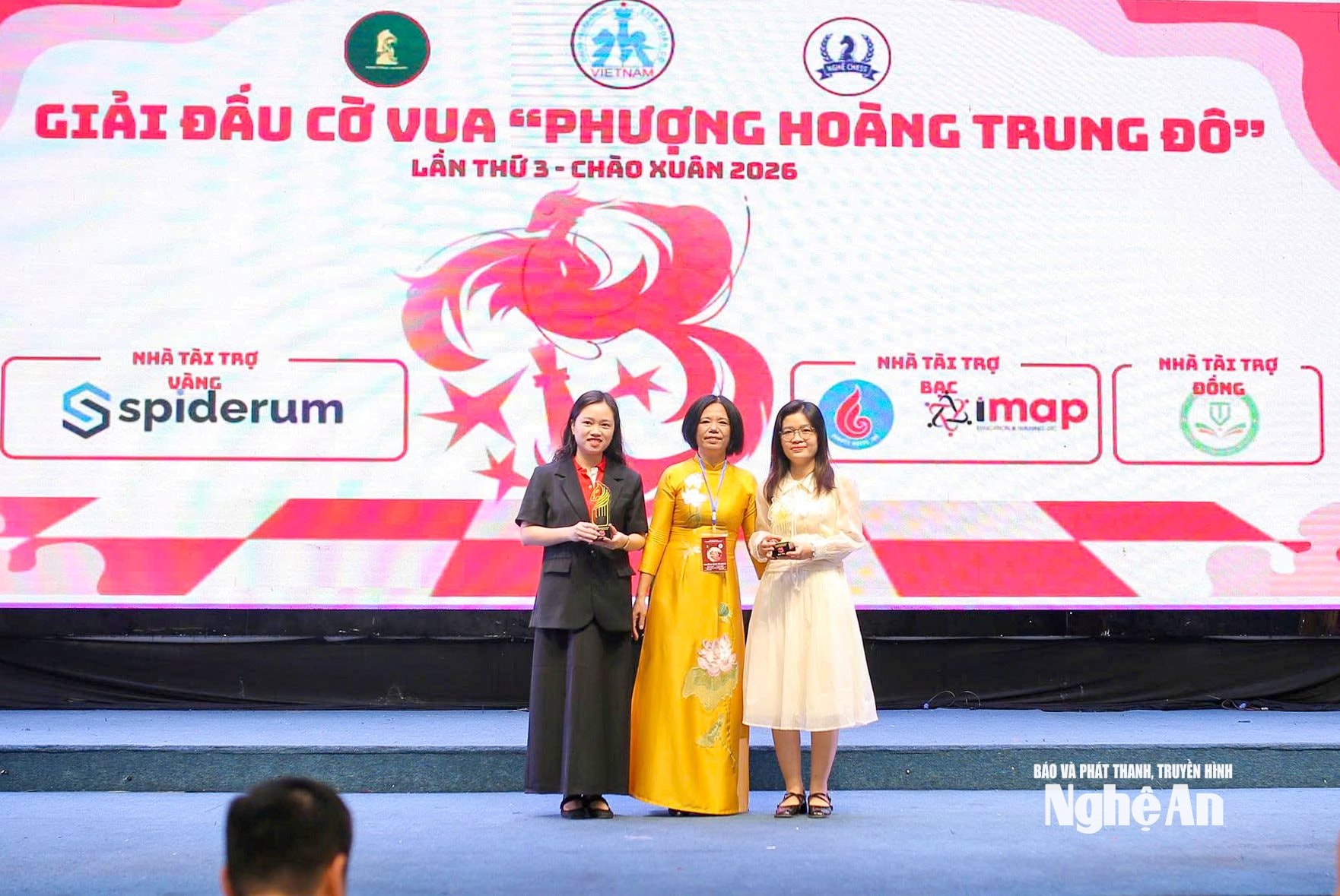 Trao kỷ niệm chương cho các nhà tài trợ