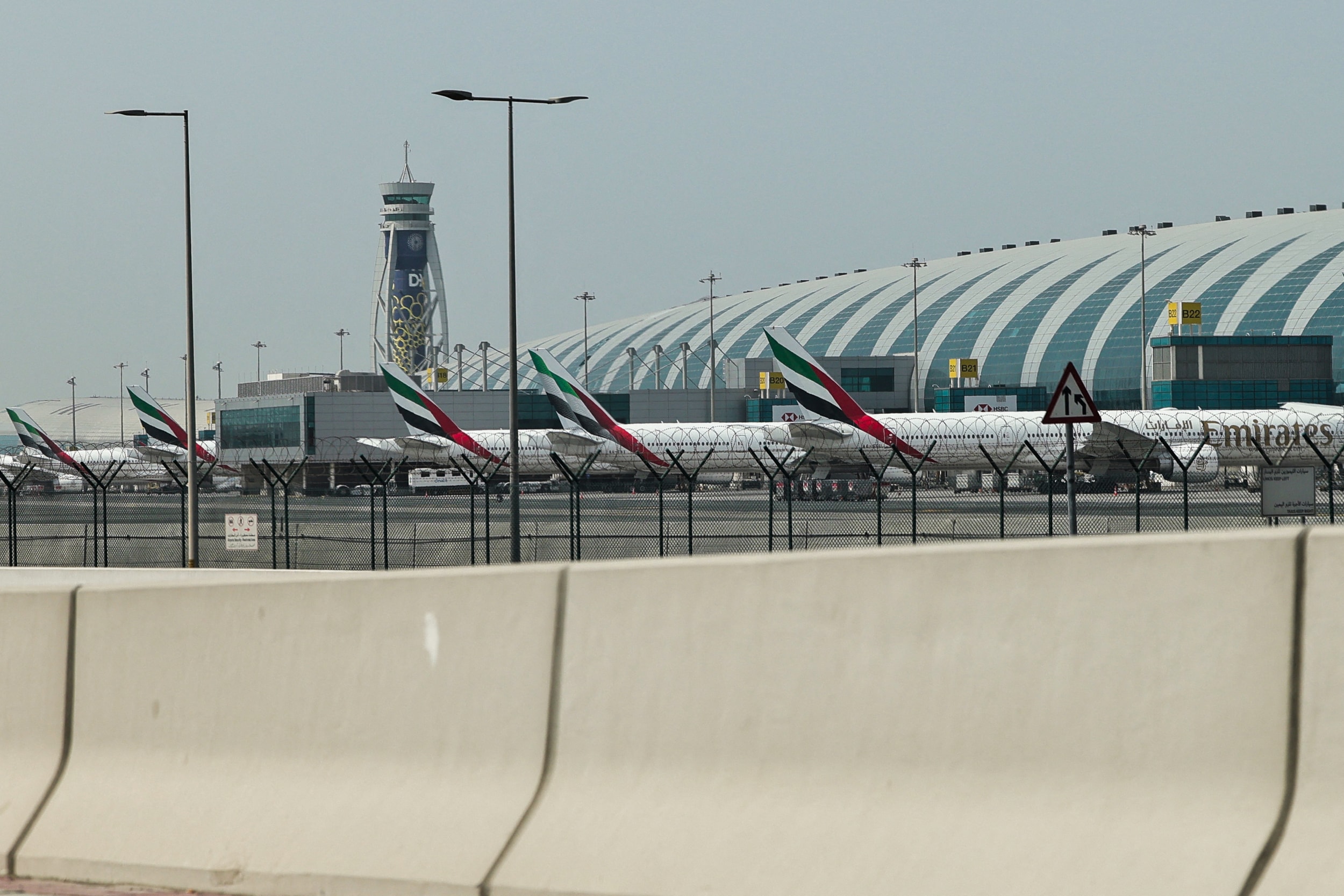 Hàng loạt máy bay của hãng hàng không Emirates nằm chờ trên đường băng tại Sân bay Quốc tế Dubai ngày 2/3. Ảnh: AFP