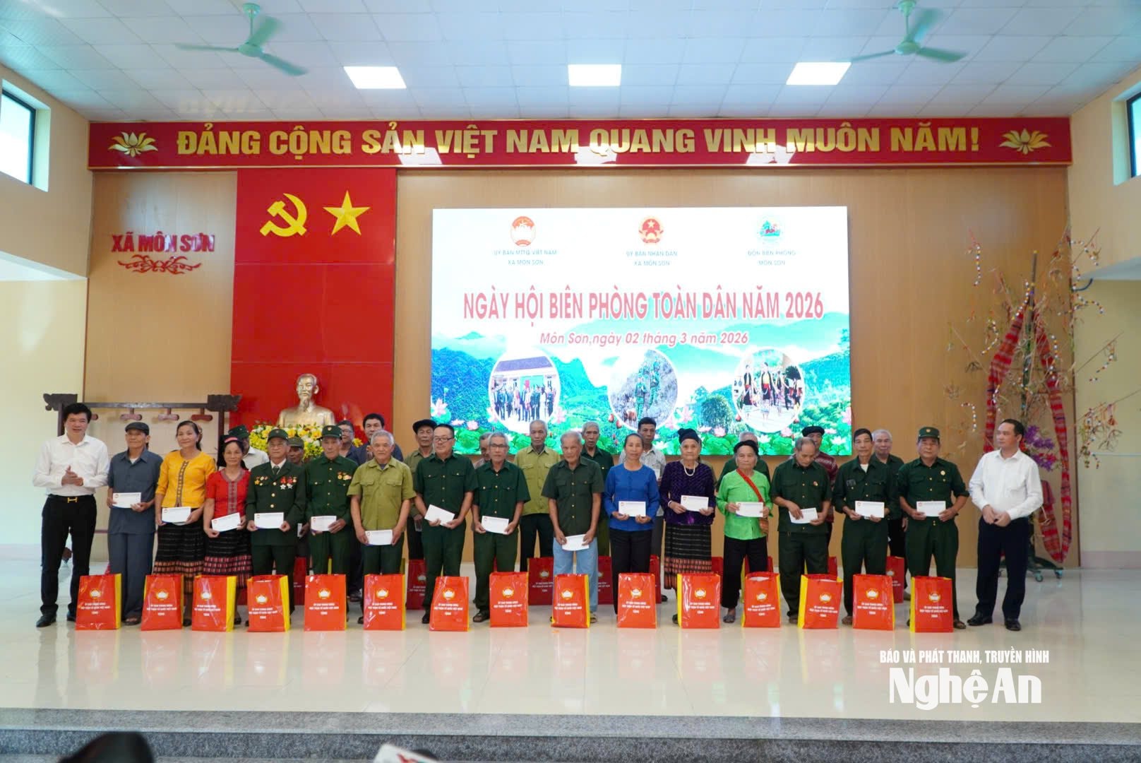 Ban Tổ chức đã trao 30 suất quà cho gia đình chính sách, người có công