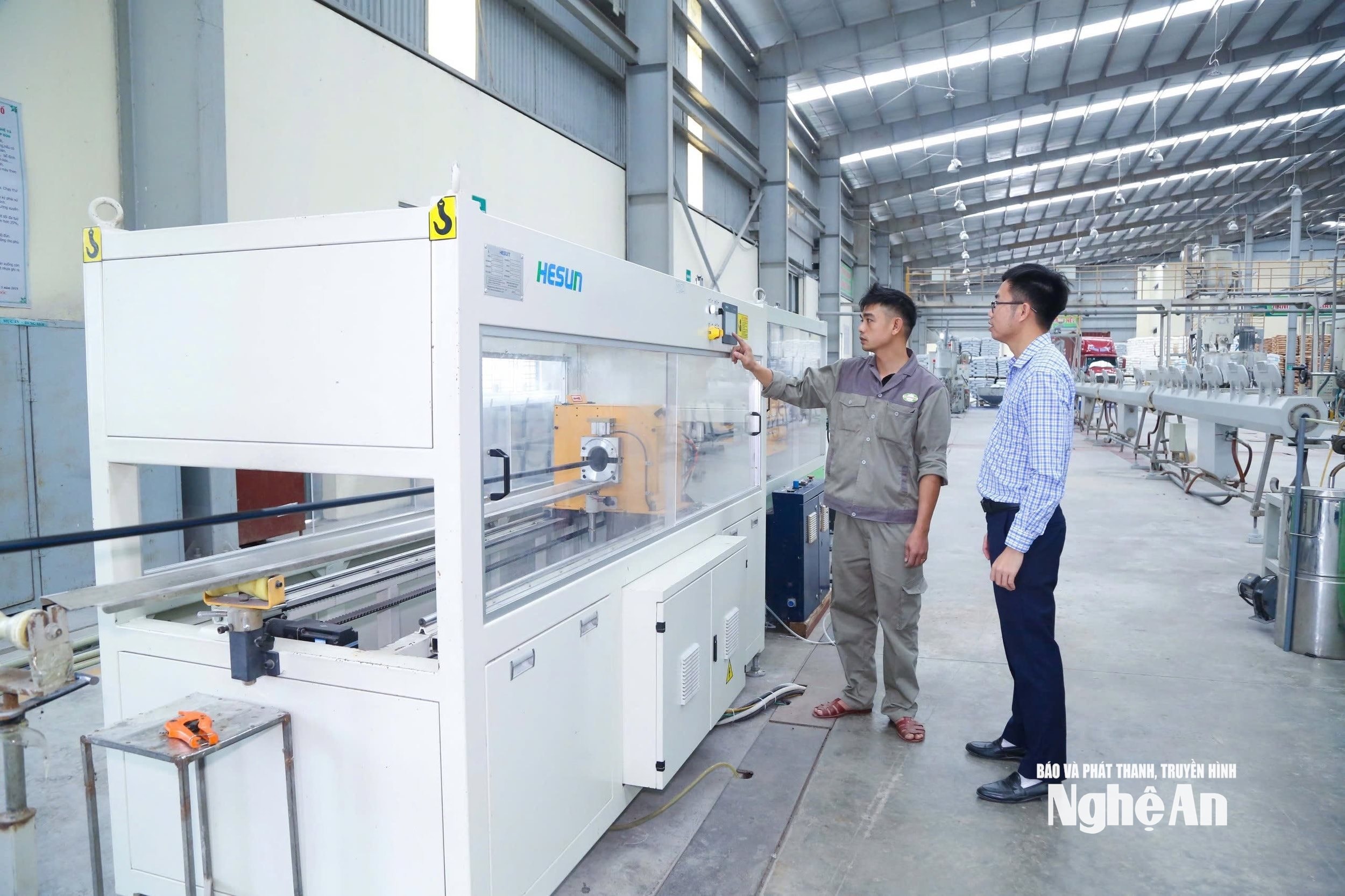 Kiểm tra sản phẩm sản xuất tại Nhà máy Nhựa Tiền Phong ở Khu kinh tế Đông Nam. Ảnh: Trân Châu