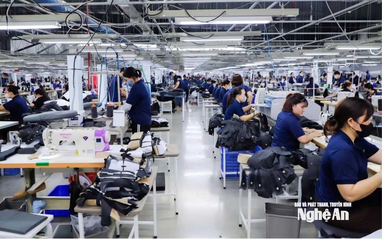 Công nhân làm việc tại Công ty TNHH May mặc An Nam Matsuoka. Ảnh: CSCC
