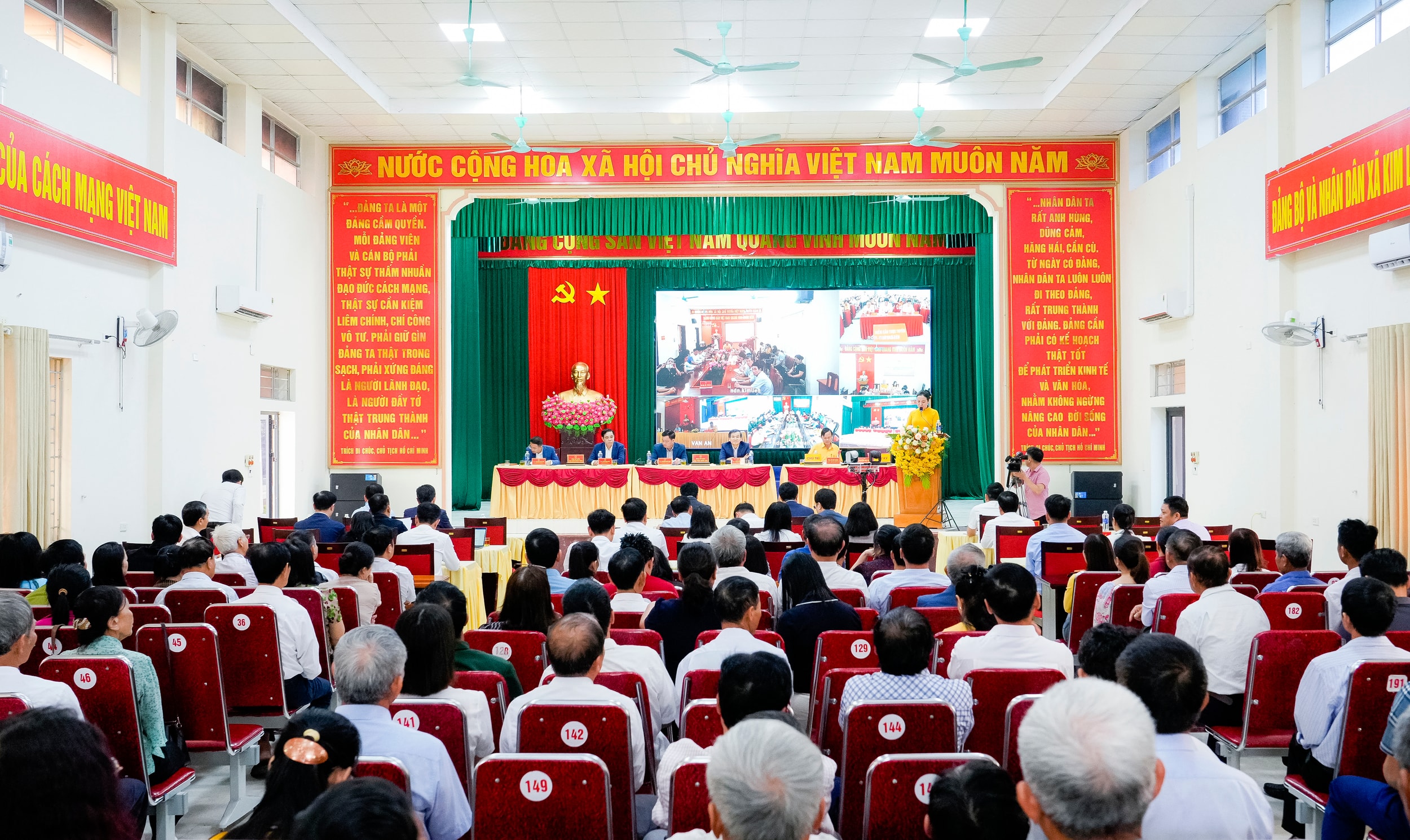 Hội nghị tiếp x&uacute;c cử tri giữa người ứng cử đại biểu Quốc hội kh&oacute;a XVI v&agrave; đại biểu HĐND tỉnh nhiệm kỳ 2026 - 2031 với cử tri 5 x&atilde; Kim Li&ecirc;n, Vạn An, Nam Đ&agrave;n, Thi&ecirc;n Nhẫn, Đại Huệ được tổ chức theo h&igrave;nh thức trực tiếp kết hợp trực tuyến. Điểm cầu ch&iacute;nh đặt tại trụ sở Đảng ủy x&atilde; Kim Li&ecirc;n v&agrave; được kết nối trực tuyến đến c&aacute;c điểm cầu tại c&aacute;c x&atilde; Vạn An, Nam Đ&agrave;n, Thi&ecirc;n Nhẫn v&agrave; Đại Huệ. Ảnh: Phạm Bằng