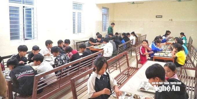 Cán bộ, chiến sĩ đơn đã kêu gọi nhà hảo tâm cải thiện bữa ăn và điều kiện sinh hoạt cho các em học sinh. Ảnh CSCC