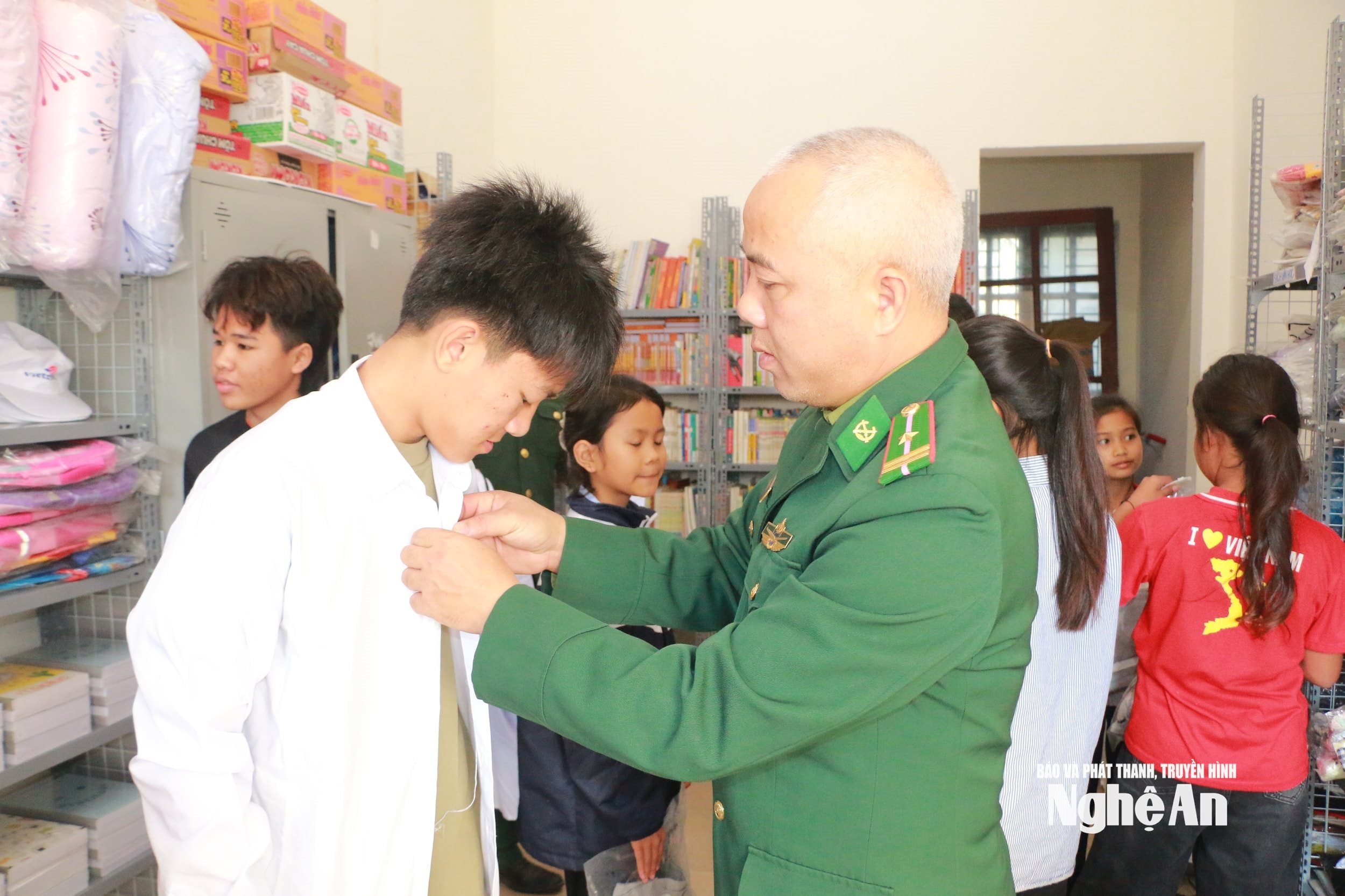Thiếu tá QNCN Bùi Văn Tú chăm sóc học sinh Đan Lai ở ký túc xá. Ảnh KL