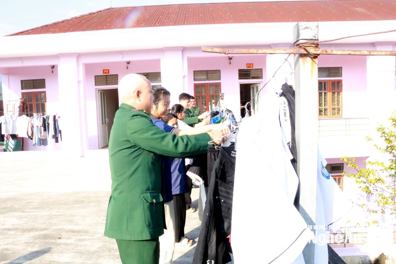 Tổ công tác biên phòng hướng dẫn học sinh Đan Lai ở Khu Kí túc xá vùng biên phơi quần áo. Ảnh KL