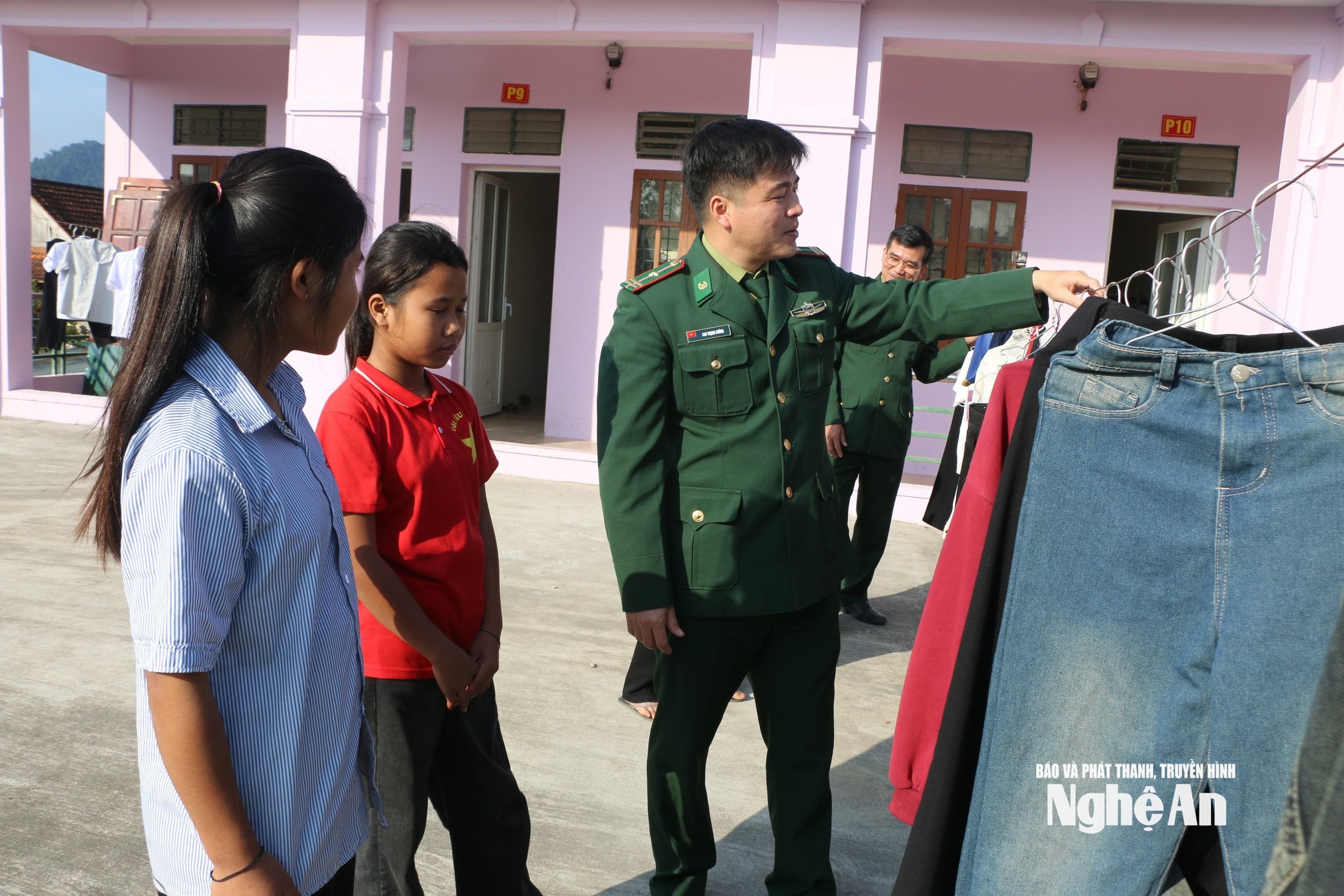 Tổ công tác biên phòng hướng dẫn học sinh Đan Lai ở Khu Kí túc xá vùng biên phơi quần áo. Ảnh KL2