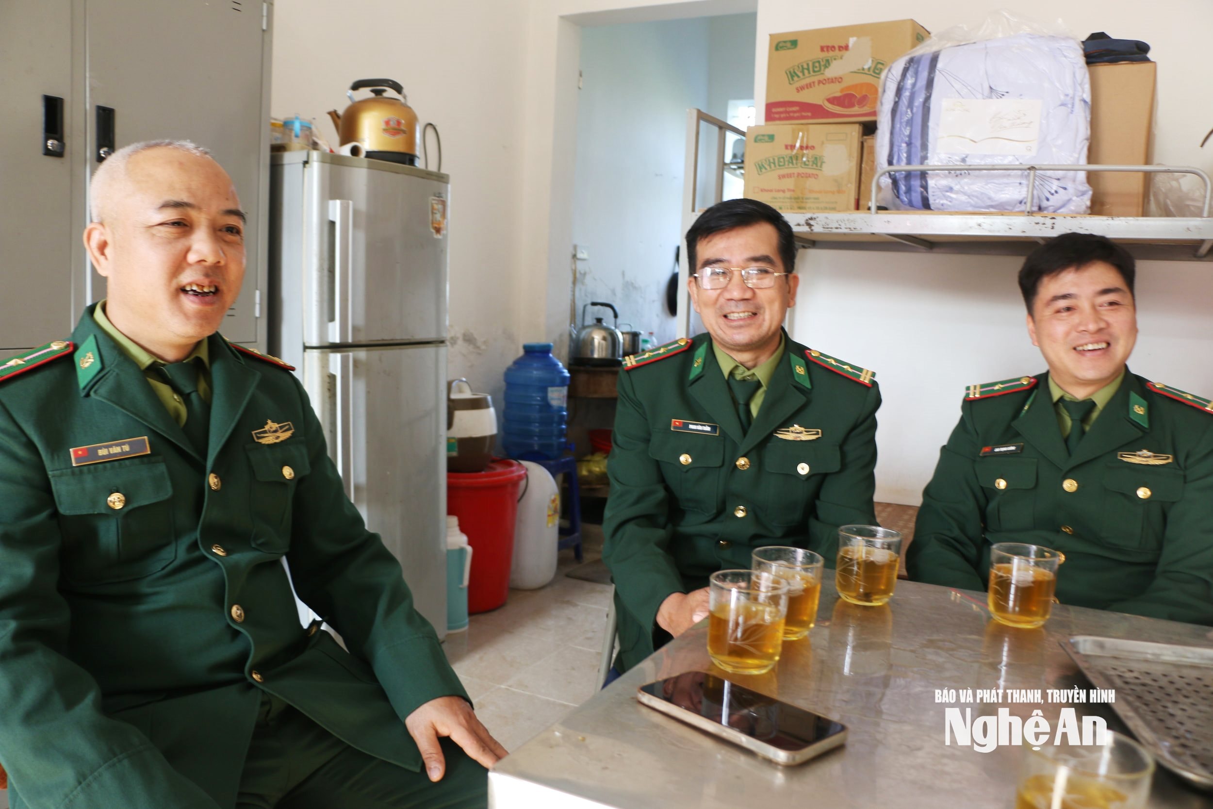 Tổ công tác biên phòng ở khu ký túc xá vùng biên Môn Sơn chia sẻ về công việc của mình. Ảnh KL
