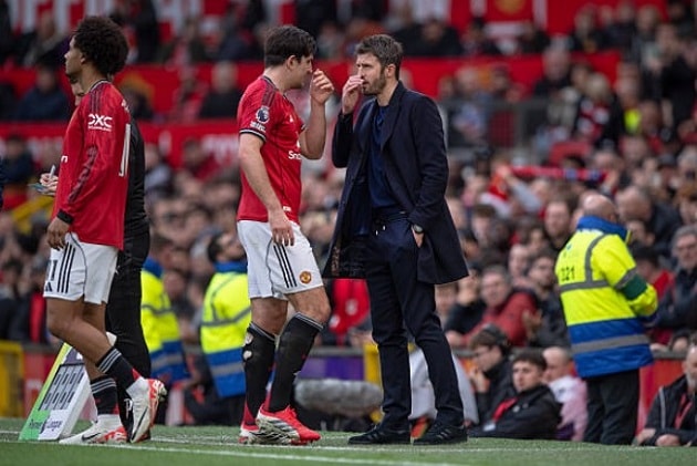 Michael Carrick và Harry Maguire trong trận đấu với Crystal Palace.