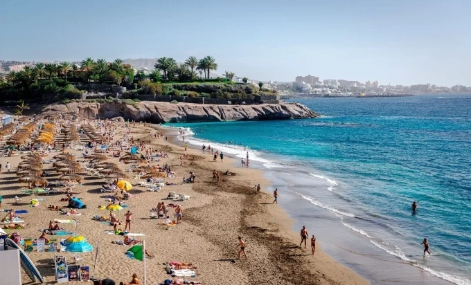 Bãi biển El Duque ở Tenerife, nơi chịu ảnh hưởng của đàn châu chấu