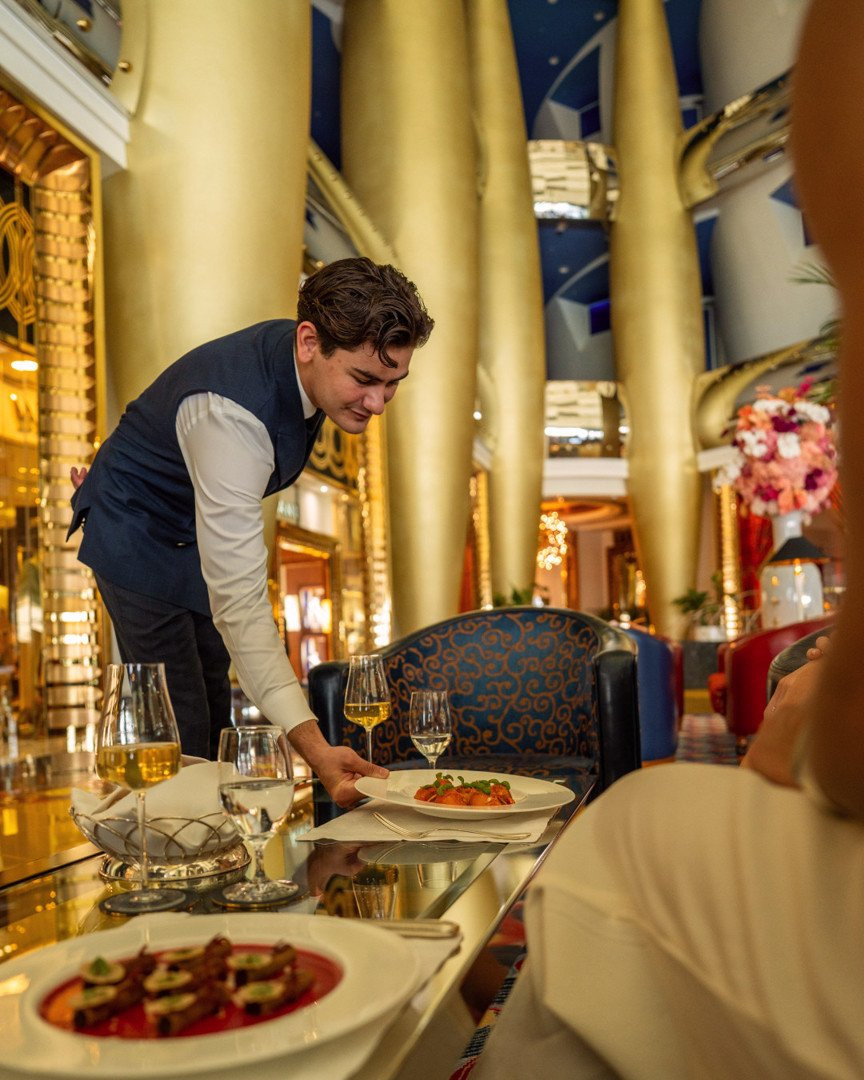 Đội ngũ nhân viên chuyên nghiệp tại Burj Al Arab được đào tạo bài bản về kiến thức xa xỉ.